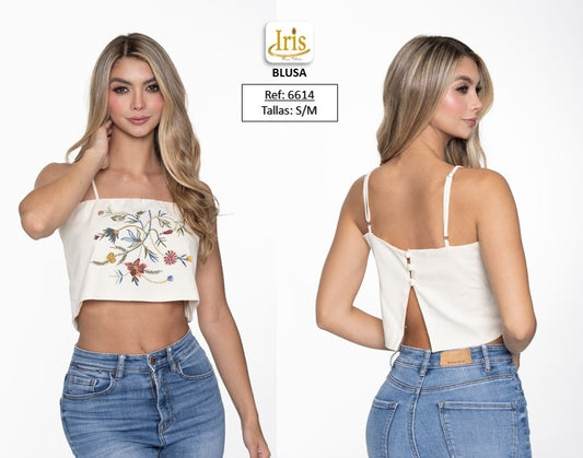 Un crop top femenino y delicado que combina frescura y estilo. Su diseño en tono marfil, café y verde con tiras delgadas resalta un bordado floral lleno de color y detalles únicos, ideal para darle un aire romántico a tu look. En la parte trasera cuenta con botones decorativos y una pequeña abertura que aporta un toque moderno y sofisticado.